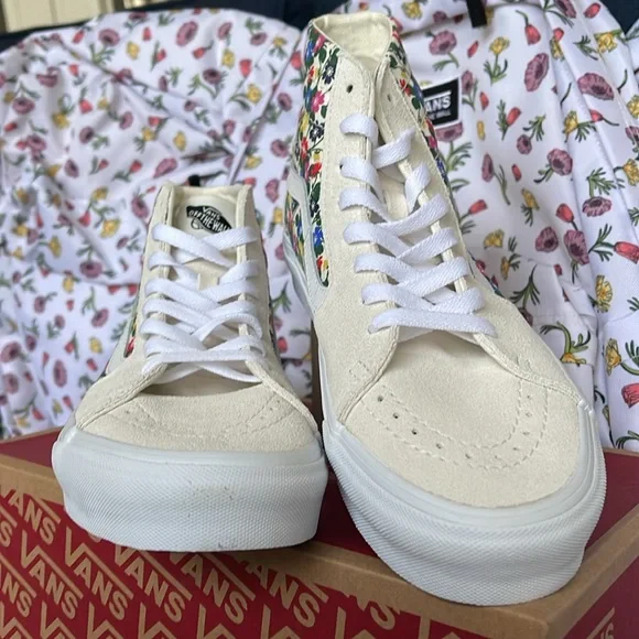 Vans WMNS Sk8-Hi Tapered
Floral White
VN0A5KRUWHT
Sneakers - Picture 7 of 16